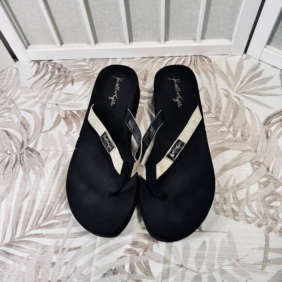 Kendall and Kylie Sandals - Picture 1 of 10